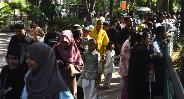 जू में उमड़ी दर्शकों की भीड़