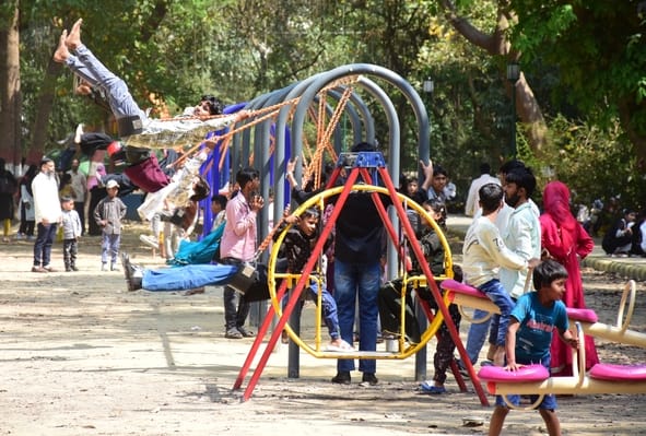 जू में उमड़ी दर्शकों की भीड़