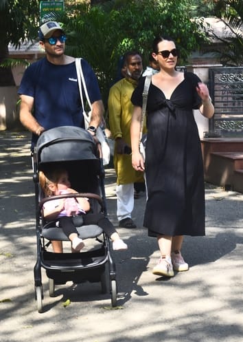 जू में उमड़ी दर्शकों की भीड़