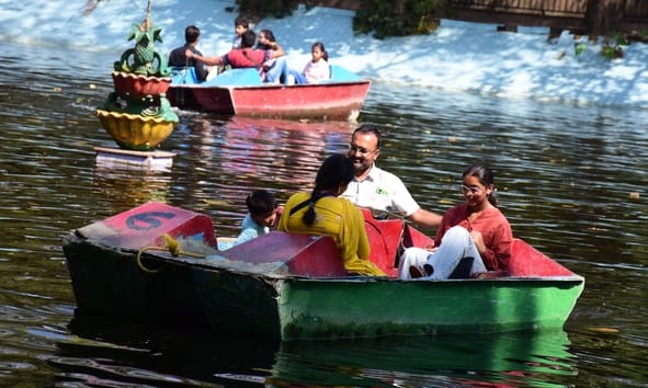 जू में उमड़ी दर्शकों की भीड़