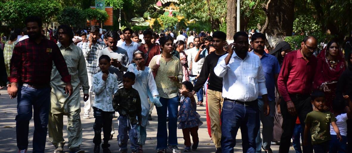 जू में उमड़ी दर्शकों की भीड़