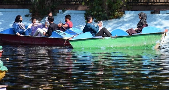 जू में उमड़ी दर्शकों की भीड़