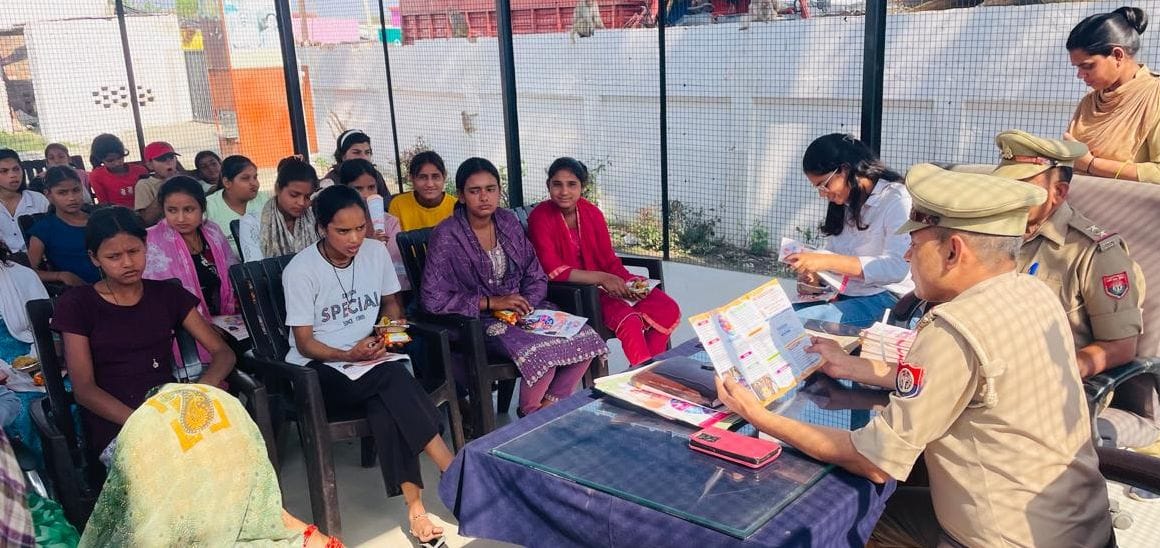 जगत के गांव बसियानी में मिशन शक्ति कार्यक्रम में जुटी महिलाएं व बालिकाएं। संवाद