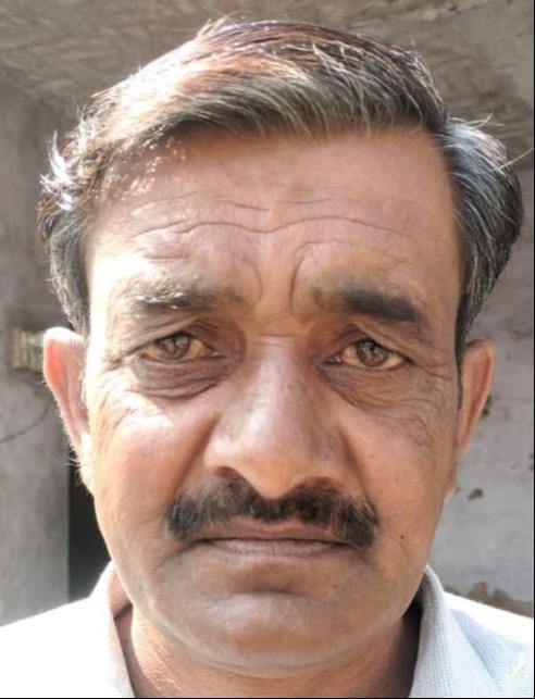 जीटी रोड स्थित कोयले की टाल से कोयला ले जाते ग्राहक। संवाद