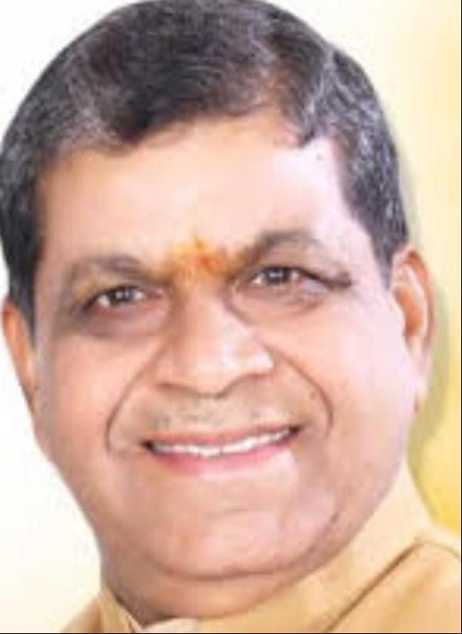 जीटी रोड स्थित कोयले की टाल से कोयला ले जाते ग्राहक। संवाद