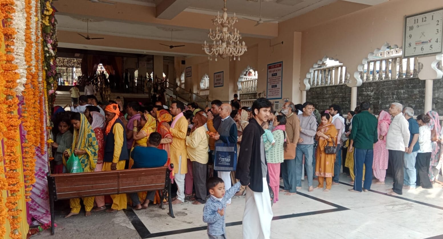 ज्वालामुखी मंदिर में दर्शनों के लिए लाइन में लगे श्रद्धालु। संवाद