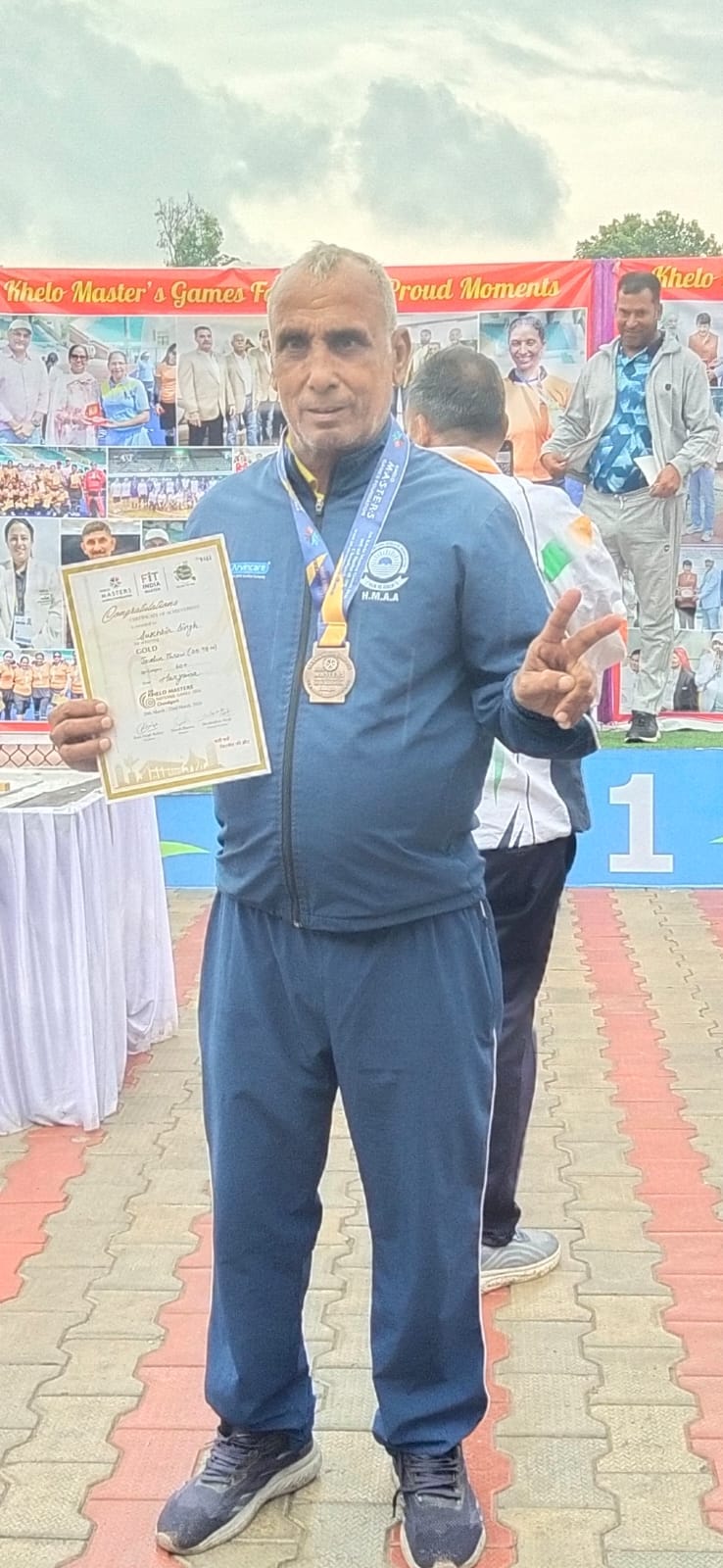 कंजक को देने के लिए मानवी ने अपने करोसये से बनाएं पर्स। संवाद कंजक को देने के लिए मानवी ने अपने करोसये से बनाएं पर्स। संवाद