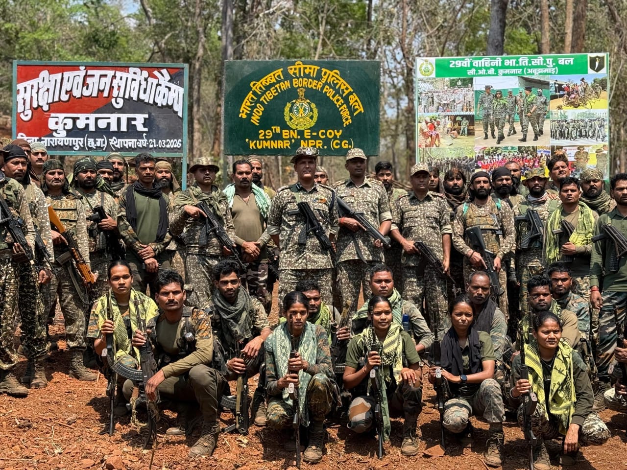 कैप के बाहर जवानों की टीम