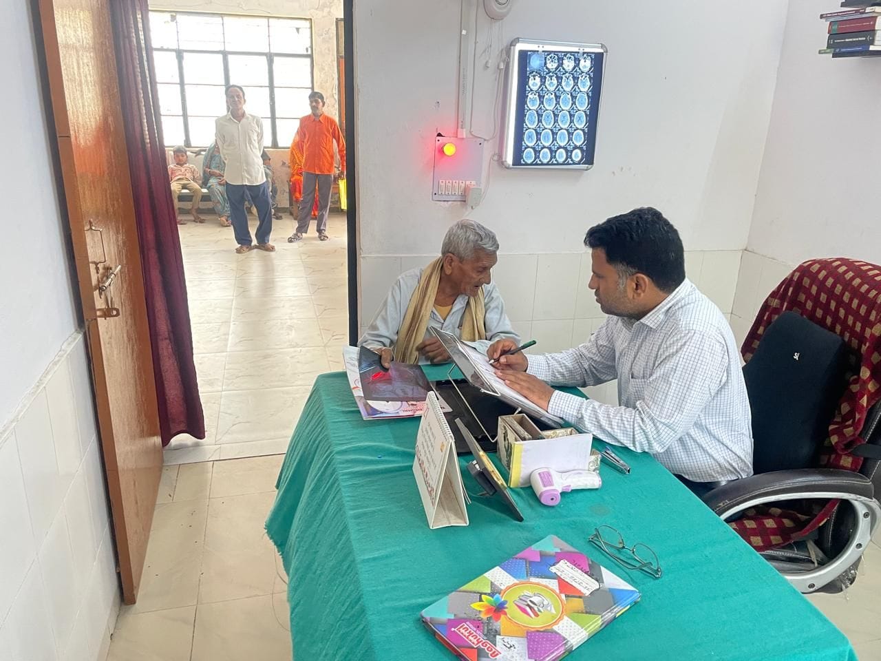 करमैनी स्थिति प्राथमिक स्वास्थ्य केंद्र में जांच करते डाॅ, संजय कुमार। संवाद करमैनी स्थिति प्राथमिक स्वास्थ्य केंद्र में जांच करते डाॅ, संजय कुमार। संवाद