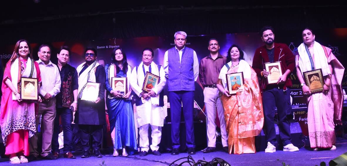 कैंट सि्थत आर्मी खेल परिसर में रविवार को जब भजन गायक अनूप जलोटा ने प्रस्तुतियां पेश कीं तो सभी कैंट सि्थत आर्मी खेल परिसर में रविवार को जब भजन गायक अनूप जलोटा ने प्रस्तुतियां पेश कीं तो सभी