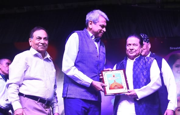 कैंट सि्थत आर्मी खेल परिसर में रविवार को जब भजन गायक अनूप जलोटा ने प्रस्तुतियां पेश कीं तो सभी कैंट सि्थत आर्मी खेल परिसर में रविवार को जब भजन गायक अनूप जलोटा ने प्रस्तुतियां पेश कीं तो सभी