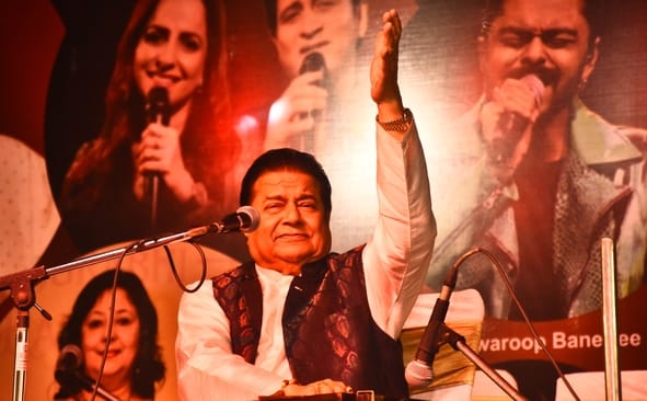 कैंट सि्थत आर्मी खेल परिसर में रविवार को जब भजन गायक अनूप जलोटा ने प्रस्तुतियां पेश कीं तो सभी कैंट सि्थत आर्मी खेल परिसर में रविवार को जब भजन गायक अनूप जलोटा ने प्रस्तुतियां पेश कीं तो सभी