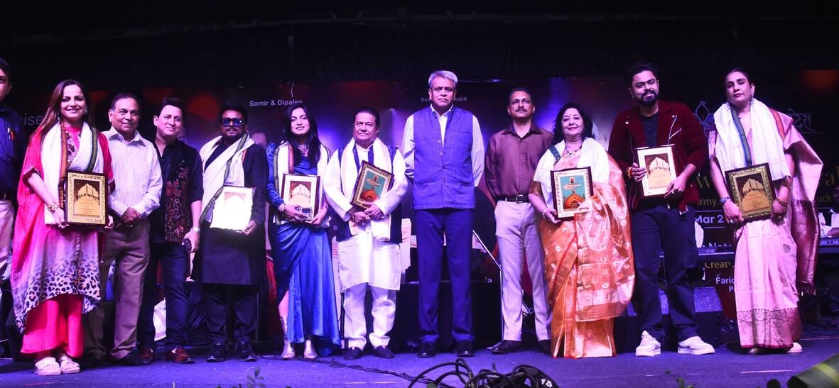 कैंट सि्थत आर्मी खेल परिसर में रविवार को जब भजन गायक अनूप जलोटा ने प्रस्तुतियां पेश कीं तो सभी कैंट सि्थत आर्मी खेल परिसर में रविवार को जब भजन गायक अनूप जलोटा ने प्रस्तुतियां पेश कीं तो सभी
