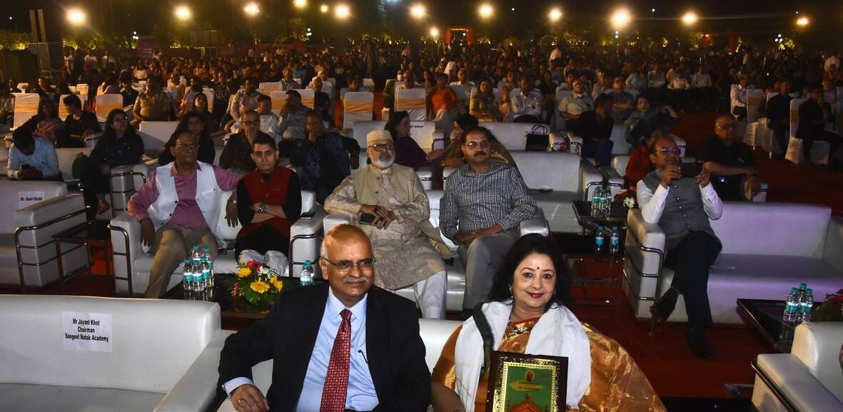 कैंट सि्थत आर्मी खेल परिसर में रविवार को जब भजन गायक अनूप जलोटा ने प्रस्तुतियां पेश कीं तो सभी कैंट सि्थत आर्मी खेल परिसर में रविवार को जब भजन गायक अनूप जलोटा ने प्रस्तुतियां पेश कीं तो सभी