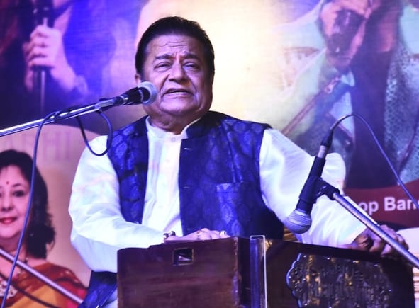 कैंट सि्थत आर्मी खेल परिसर में रविवार को जब भजन गायक अनूप जलोटा ने प्रस्तुतियां पेश कीं तो सभी कैंट सि्थत आर्मी खेल परिसर में रविवार को जब भजन गायक अनूप जलोटा ने प्रस्तुतियां पेश कीं तो सभी