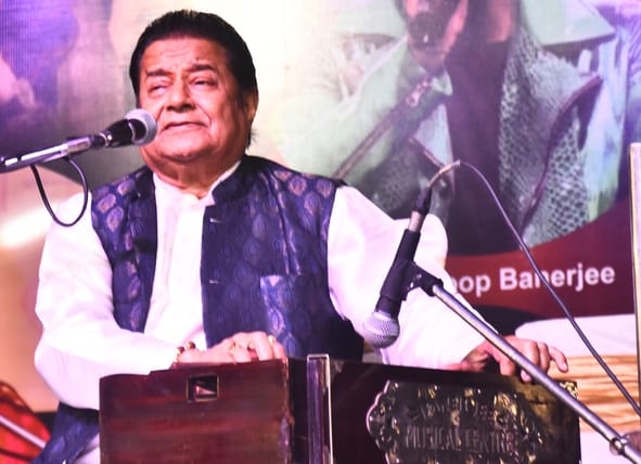 कैंट सि्थत आर्मी खेल परिसर में रविवार को जब भजन गायक अनूप जलोटा ने प्रस्तुतियां पेश कीं तो सभी कैंट सि्थत आर्मी खेल परिसर में रविवार को जब भजन गायक अनूप जलोटा ने प्रस्तुतियां पेश कीं तो सभी