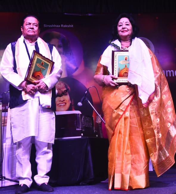 कैंट सि्थत आर्मी खेल परिसर में रविवार को जब भजन गायक अनूप जलोटा ने प्रस्तुतियां पेश कीं तो सभी कैंट सि्थत आर्मी खेल परिसर में रविवार को जब भजन गायक अनूप जलोटा ने प्रस्तुतियां पेश कीं तो सभी