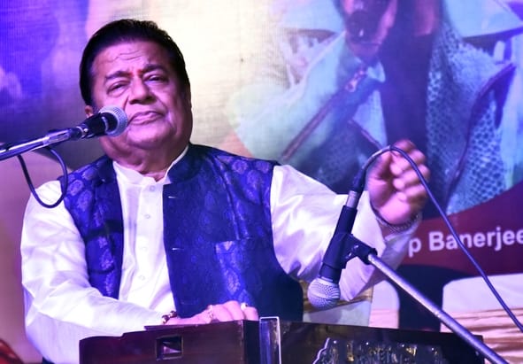 कैंट सि्थत आर्मी खेल परिसर में रविवार को जब भजन गायक अनूप जलोटा ने प्रस्तुतियां पेश कीं तो सभी कैंट सि्थत आर्मी खेल परिसर में रविवार को जब भजन गायक अनूप जलोटा ने प्रस्तुतियां पेश कीं तो सभी