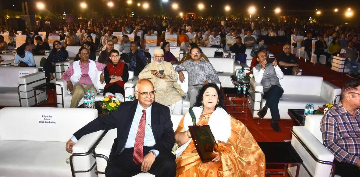 कैंट सि्थत आर्मी खेल परिसर में रविवार को जब भजन गायक अनूप जलोटा ने प्रस्तुतियां पेश कीं तो सभी कैंट सि्थत आर्मी खेल परिसर में रविवार को जब भजन गायक अनूप जलोटा ने प्रस्तुतियां पेश कीं तो सभी