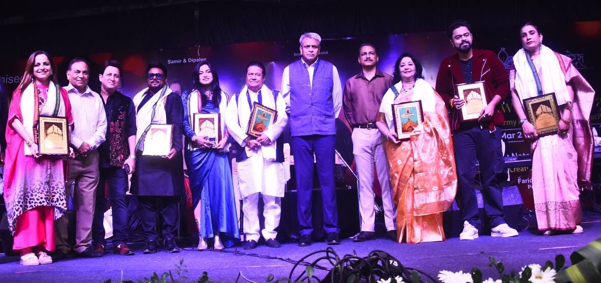 कैंट सि्थत आर्मी खेल परिसर में रविवार को जब भजन गायक अनूप जलोटा ने प्रस्तुतियां पेश कीं तो सभी कैंट सि्थत आर्मी खेल परिसर में रविवार को जब भजन गायक अनूप जलोटा ने प्रस्तुतियां पेश कीं तो सभी