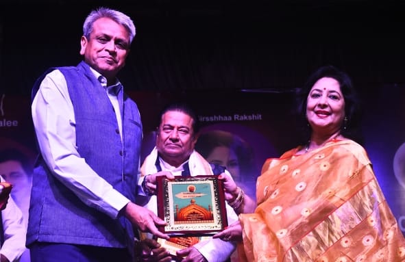 कैंट सि्थत आर्मी खेल परिसर में रविवार को जब भजन गायक अनूप जलोटा ने प्रस्तुतियां पेश कीं तो सभी कैंट सि्थत आर्मी खेल परिसर में रविवार को जब भजन गायक अनूप जलोटा ने प्रस्तुतियां पेश कीं तो सभी