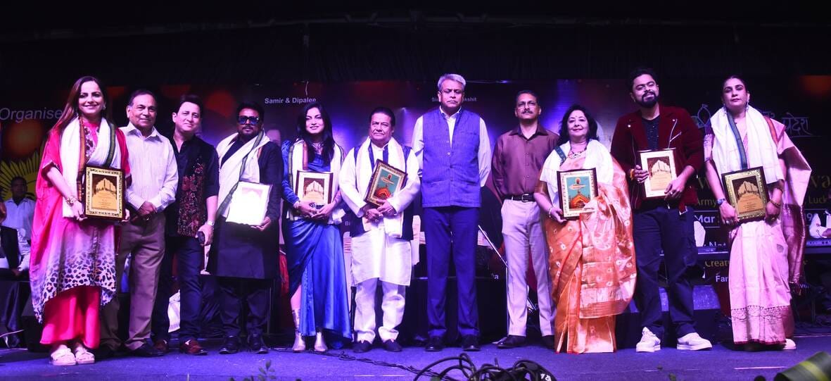 कैंट सि्थत आर्मी खेल परिसर में रविवार को जब भजन गायक अनूप जलोटा ने प्रस्तुतियां पेश कीं तो सभी कैंट सि्थत आर्मी खेल परिसर में रविवार को जब भजन गायक अनूप जलोटा ने प्रस्तुतियां पेश कीं तो सभी