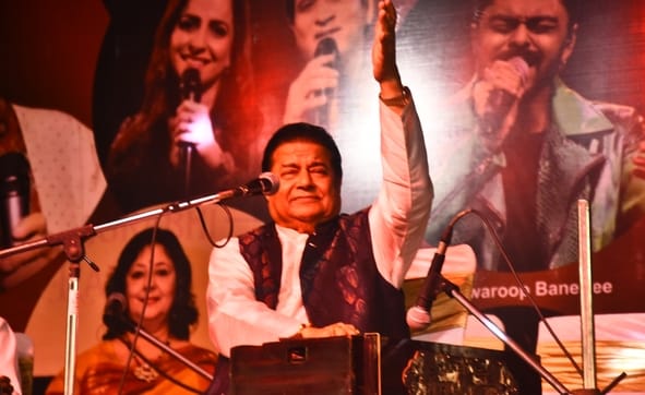 कैंट सि्थत आर्मी खेल परिसर में रविवार को जब भजन गायक अनूप जलोटा ने प्रस्तुतियां पेश कीं तो सभी कैंट सि्थत आर्मी खेल परिसर में रविवार को जब भजन गायक अनूप जलोटा ने प्रस्तुतियां पेश कीं तो सभी
