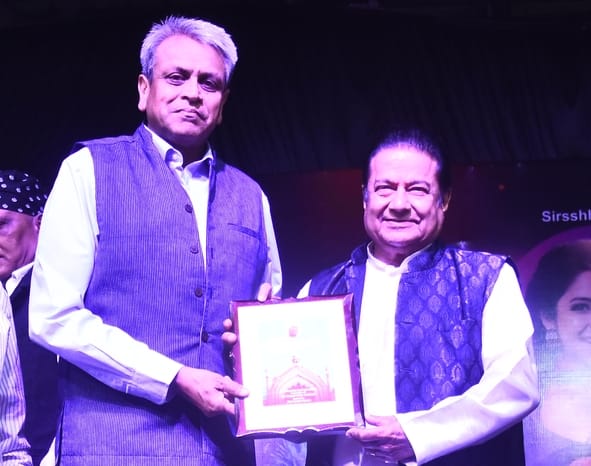 कैंट सि्थत आर्मी खेल परिसर में रविवार को जब भजन गायक अनूप जलोटा ने प्रस्तुतियां पेश कीं तो सभी कैंट सि्थत आर्मी खेल परिसर में रविवार को जब भजन गायक अनूप जलोटा ने प्रस्तुतियां पेश कीं तो सभी