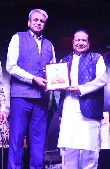 कैंट सि्थत आर्मी खेल परिसर में रविवार को जब भजन गायक अनूप जलोटा ने प्रस्तुतियां पेश कीं तो सभी कैंट सि्थत आर्मी खेल परिसर में रविवार को जब भजन गायक अनूप जलोटा ने प्रस्तुतियां पेश कीं तो सभी
