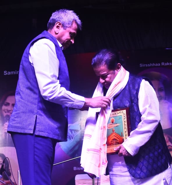 कैंट सि्थत आर्मी खेल परिसर में रविवार को जब भजन गायक अनूप जलोटा ने प्रस्तुतियां पेश कीं तो सभी कैंट सि्थत आर्मी खेल परिसर में रविवार को जब भजन गायक अनूप जलोटा ने प्रस्तुतियां पेश कीं तो सभी