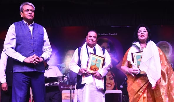 कैंट सि्थत आर्मी खेल परिसर में रविवार को जब भजन गायक अनूप जलोटा ने प्रस्तुतियां पेश कीं तो सभी कैंट सि्थत आर्मी खेल परिसर में रविवार को जब भजन गायक अनूप जलोटा ने प्रस्तुतियां पेश कीं तो सभी