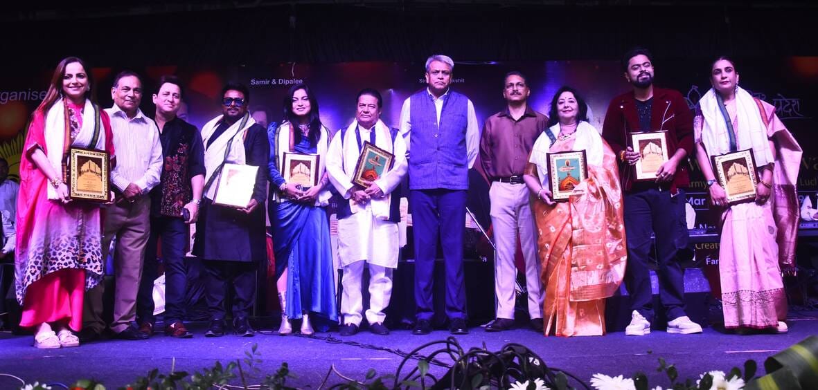 कैंट सि्थत आर्मी खेल परिसर में रविवार को जब भजन गायक अनूप जलोटा ने प्रस्तुतियां पेश कीं तो सभी कैंट सि्थत आर्मी खेल परिसर में रविवार को जब भजन गायक अनूप जलोटा ने प्रस्तुतियां पेश कीं तो सभी