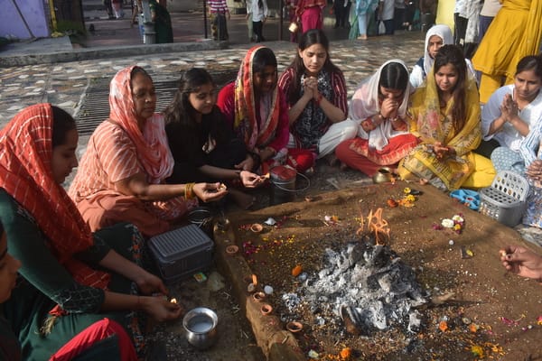 खुर्जा के श्री नव दुर्गा शक्ति मंदिर में माता के दर्शन को लगी श्रद्धालुओं की लंबी कतार। संवाद