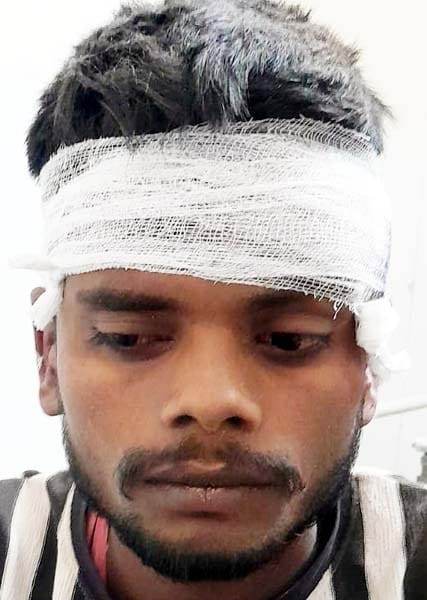 खुटार में ईंट भरी ट्राॅली पलटने से घायल सौरभ कुमार। संवाद