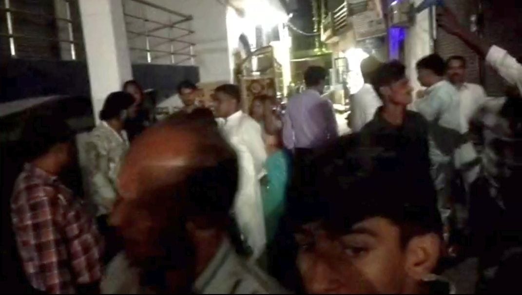 लक्ष्मी तिराहे के पास प्रदर्शन करते स्थानीय लोग। लक्ष्मी तिराहे के पास प्रदर्शन करते स्थानीय लोग।