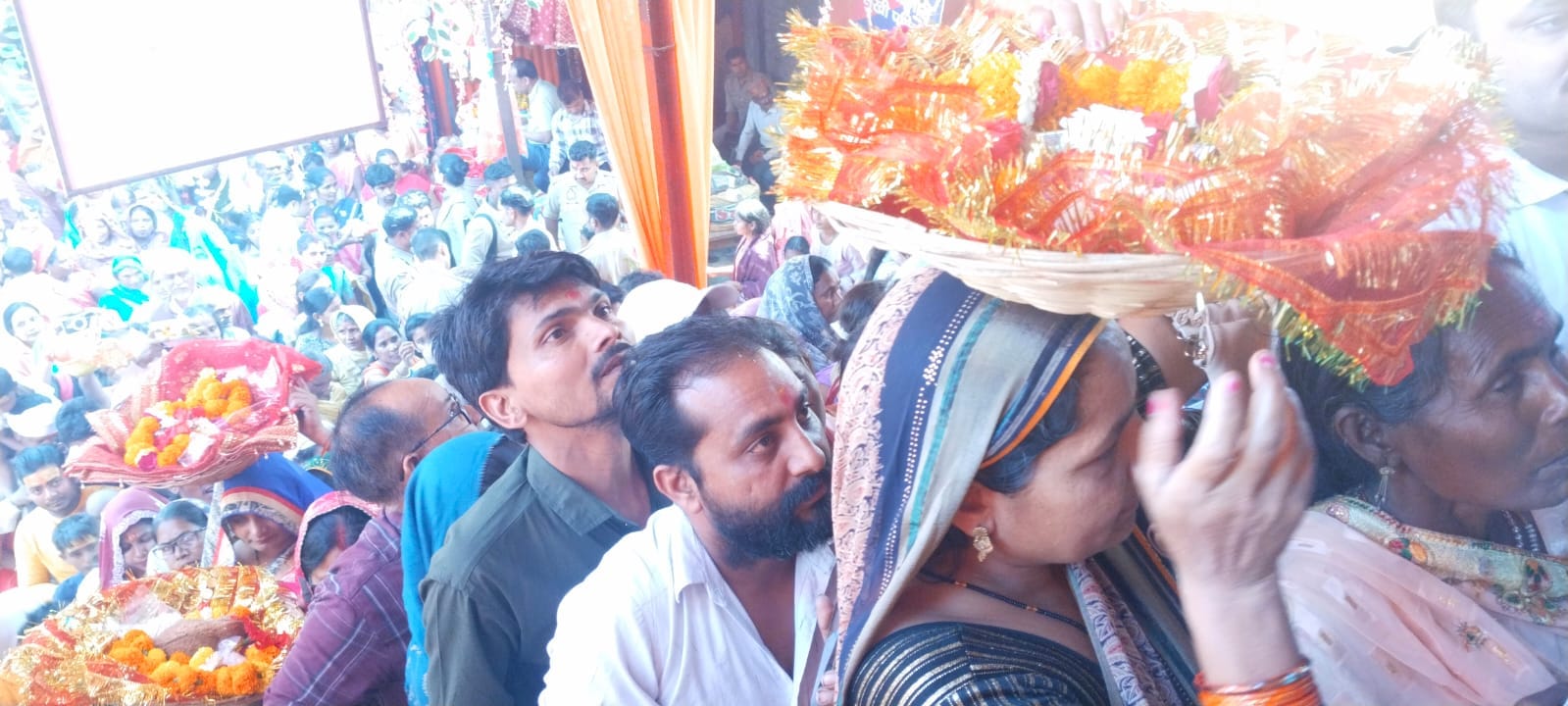 माता के दर्शन पूजन के लिए कतार में लगे श्रद्धालु। संवाद माता के दर्शन पूजन के लिए कतार में लगे श्रद्धालु। संवाद