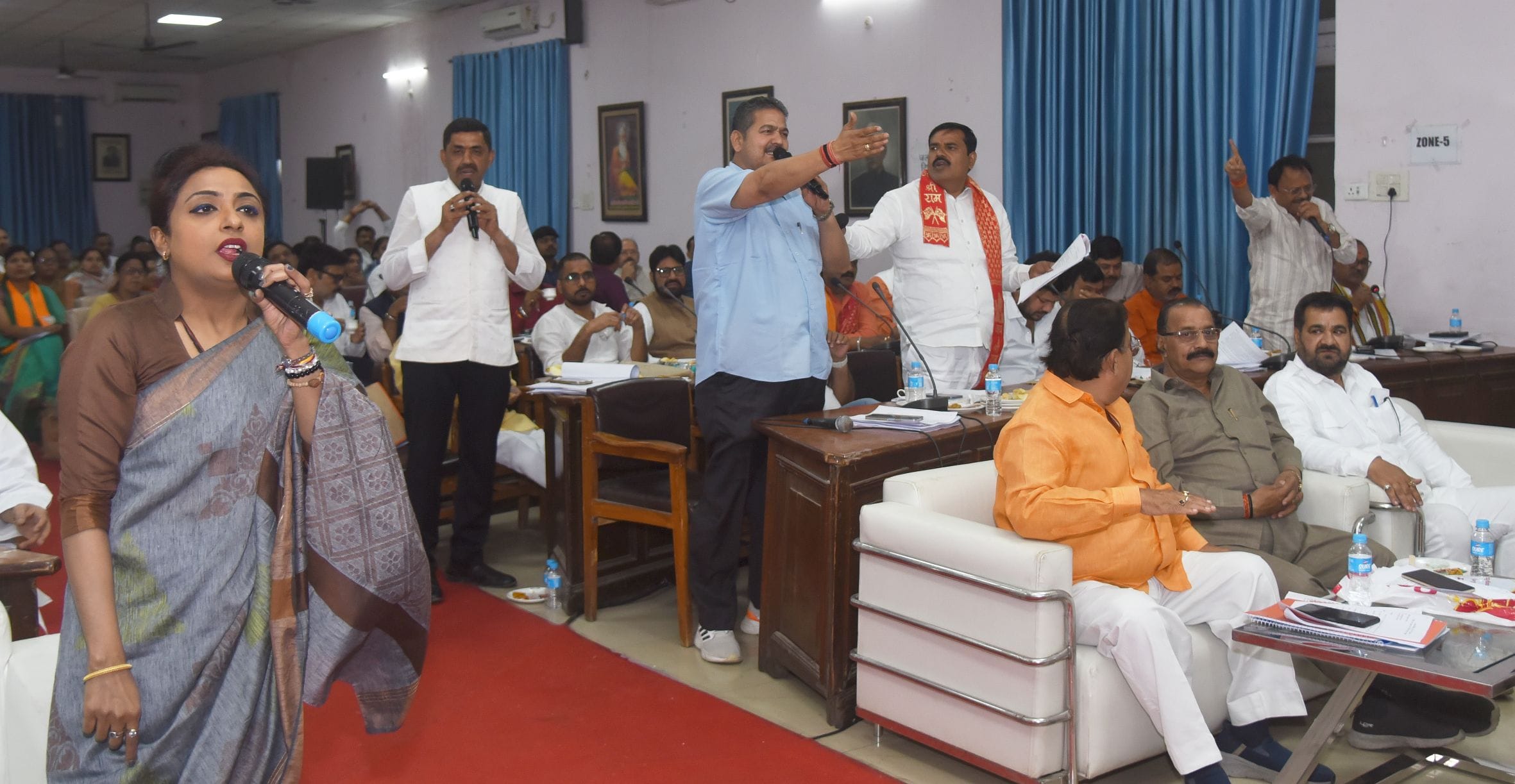 नगर निगम में बहस करते पार्षद। नगर निगम में बहस करते पार्षद।