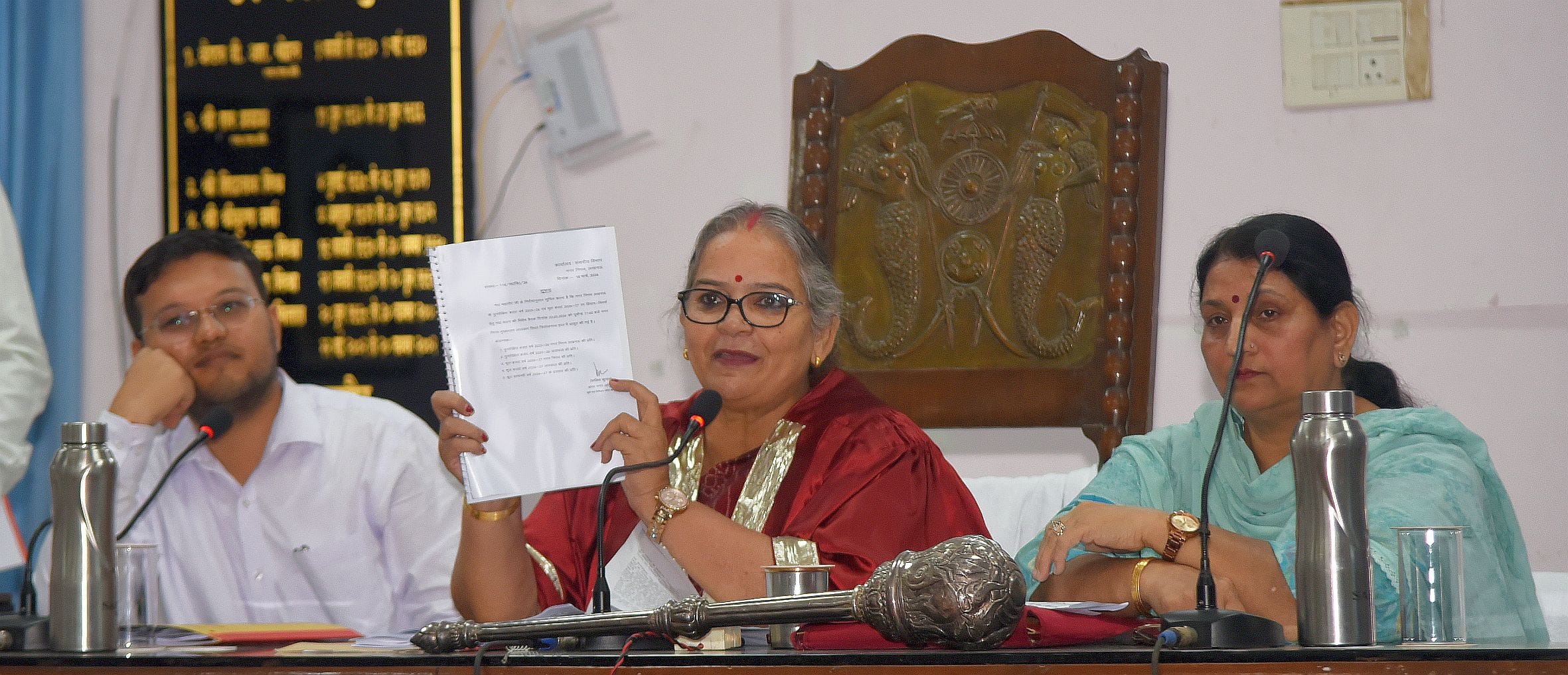 नगर निगम में बहस करते पार्षद। नगर निगम में बहस करते पार्षद।