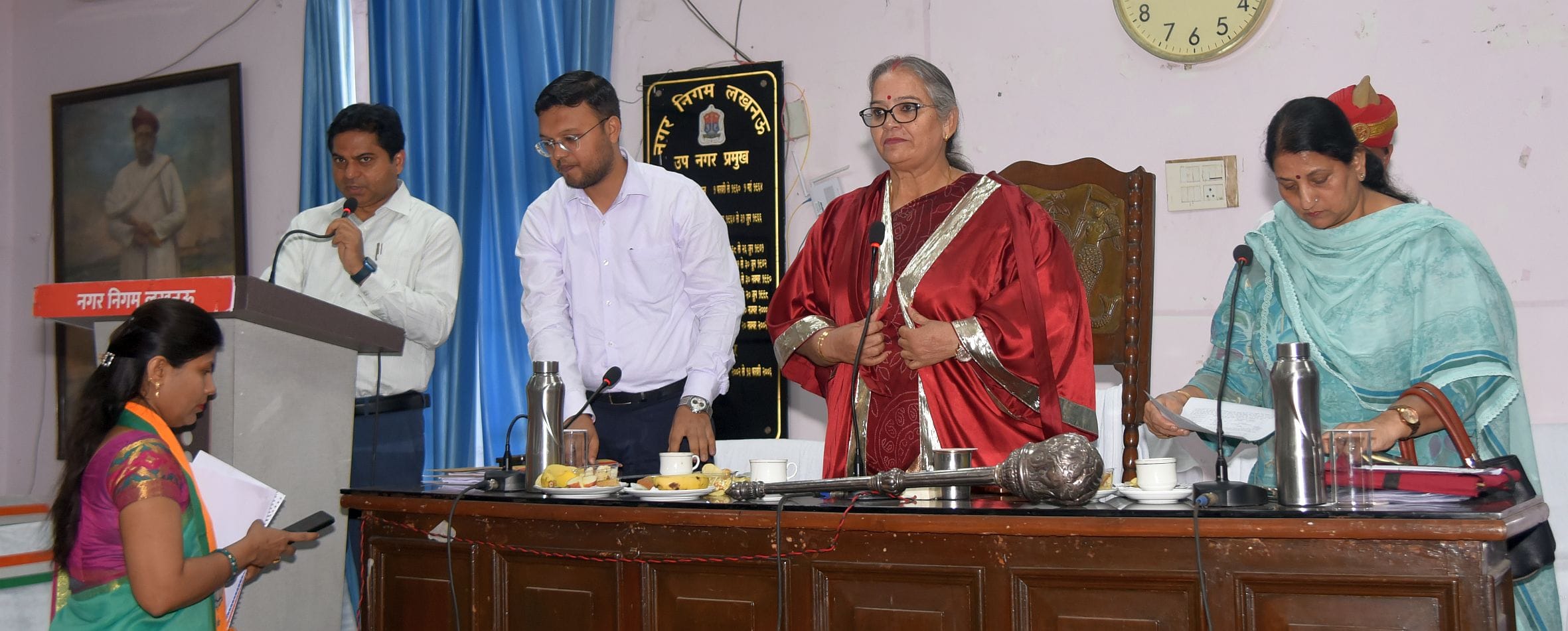 नगर निगम में बहस करते पार्षद। नगर निगम में बहस करते पार्षद।