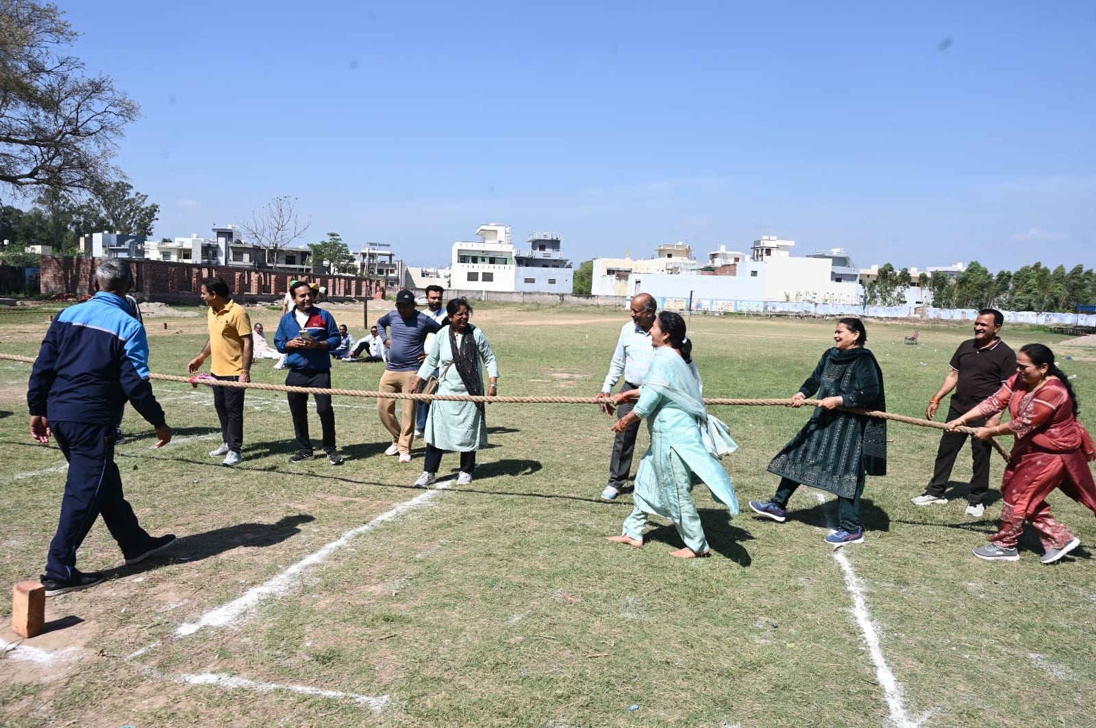 नारायणगढ़ में आयोजित तीसरे खेल मेले में दौड़ लगाते सेवानिवृत अध्यापक। संवाद