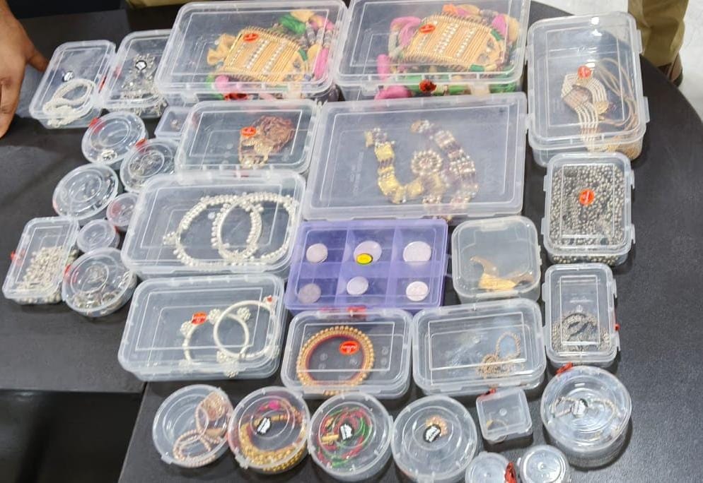 पुलिस ने किया दो बड़ी चोरियों का खुलासा