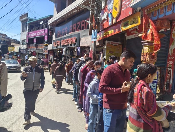 नवरात्र के तीसरे दिन मां शूलिनी मंदिर में आए भक्तों की लगी लंबी कतार। संवाद