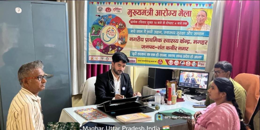 पीएचसी हरिहरपुर में आरोग्य मेले में मरीज को परामर्श देते चिकित्सक। संवाद