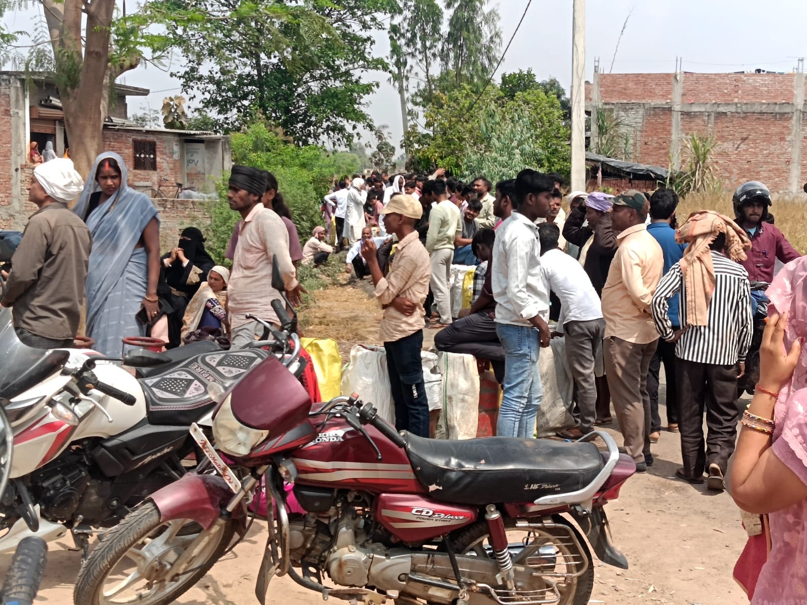 रामवापुर में गैस के लिए लगी भीड़। संवाद