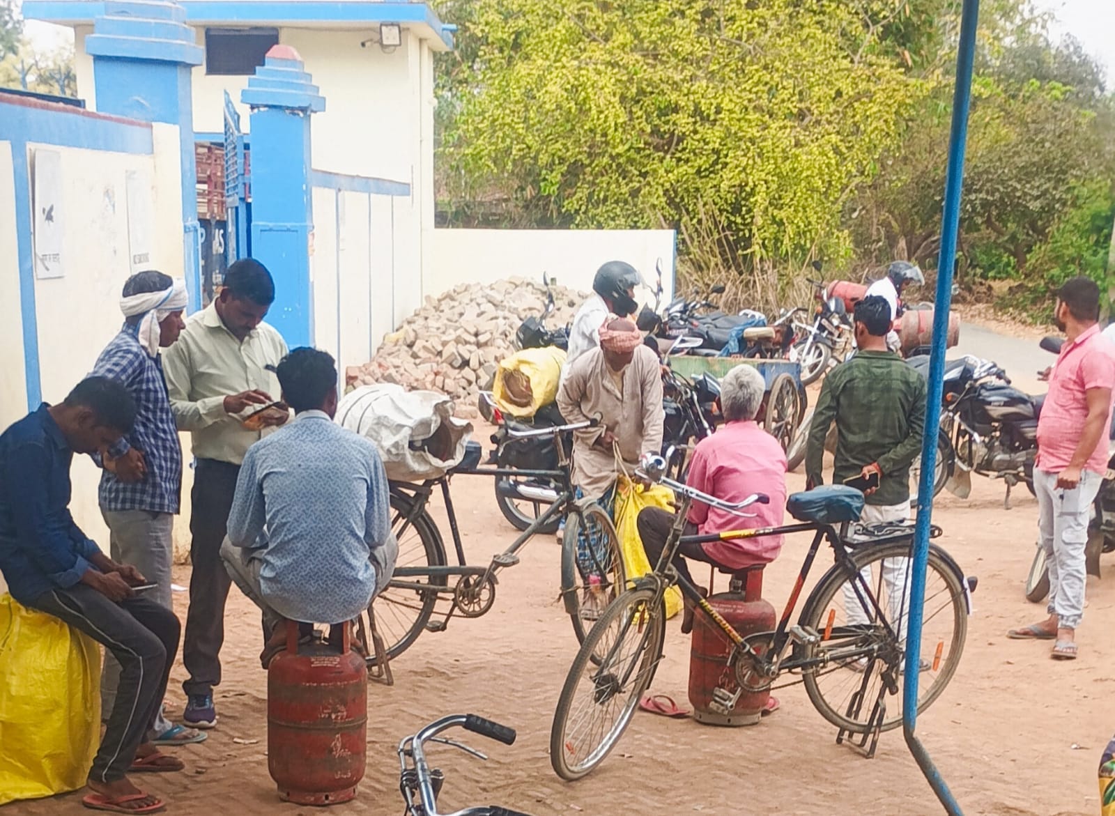 रामवापुर में गैस के लिए लगी भीड़। संवाद