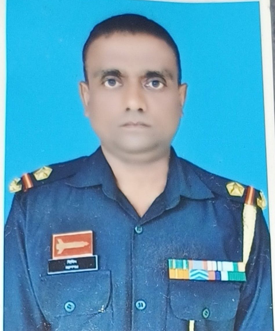 सूबेदार रिपिम चौधरी को अंतिम विदाई देते सेना के जवान। -स्रोत : जागरूक पाठक