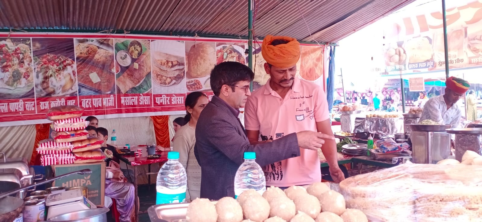 सुजानपुर होली मेले में पानी के सैंपल एकत्रित करती स्वास्थ्य विभाग की टीम। स्रोत विभाग