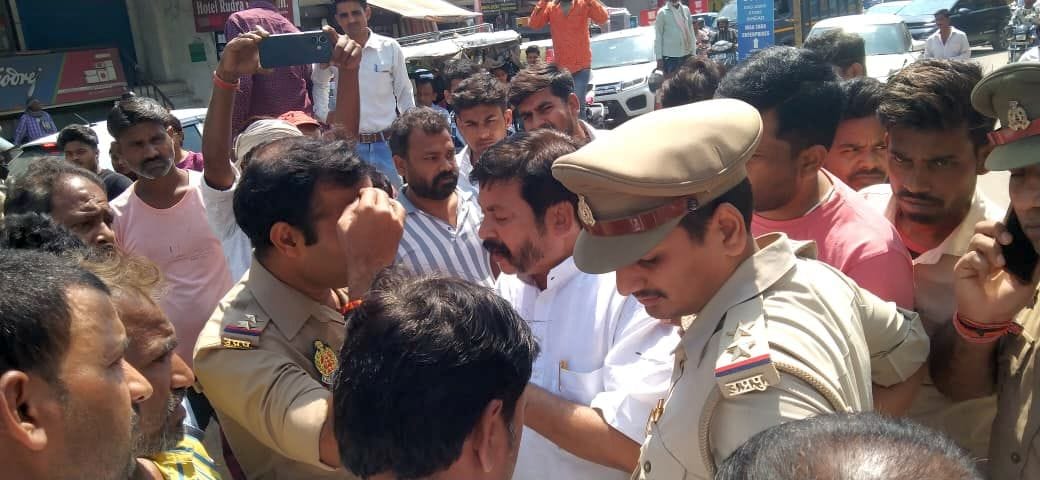 सिलिंडर के लिए जाम लगाकर धरने पर बैठे उपभोक्ता और व्यापारी। 