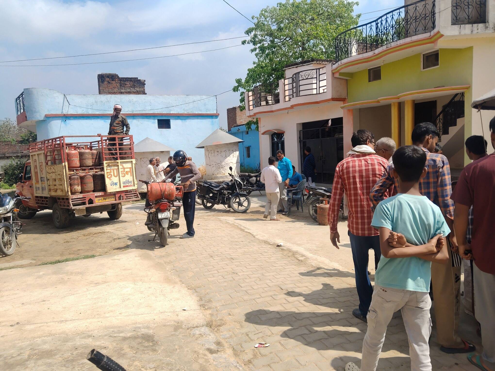 सेवरही मे होम डिलवरी के गैस उठान करते वितरक। सोशल मीडिया