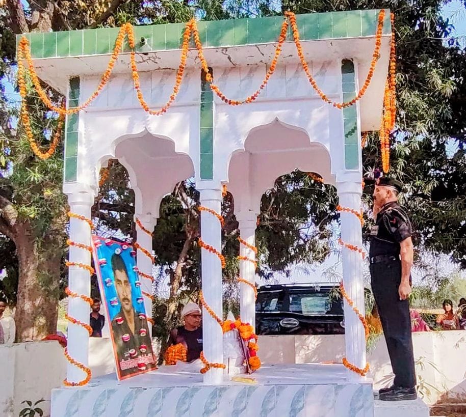 शहीद अमरेंद्र बहादुर सिंह को दी गई श्रद्धांजलि।